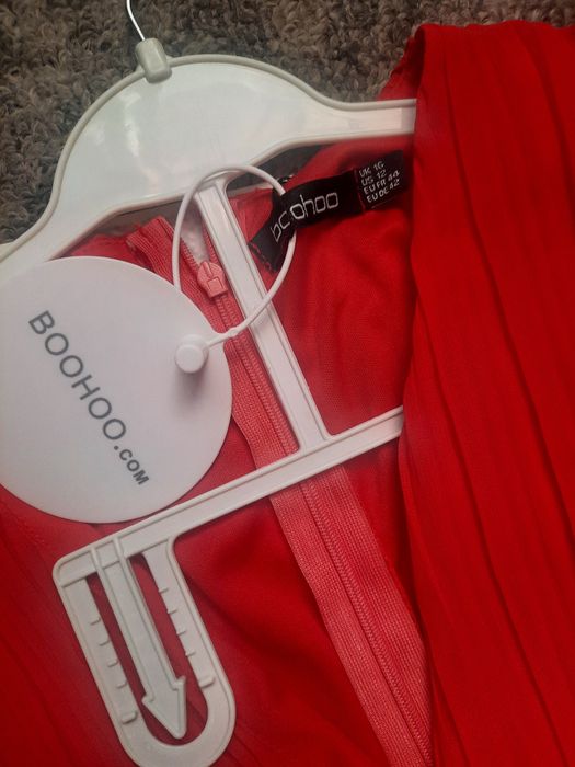 Красивейшее красное платье плиссировка.42-44.