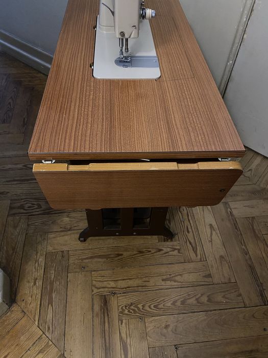 Máquina de Costura Singer 457 com móvel e pedal original