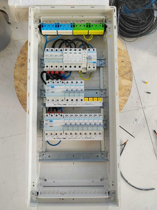 Rozdzielnica podtynkowa Hager 4x12 z osprętem