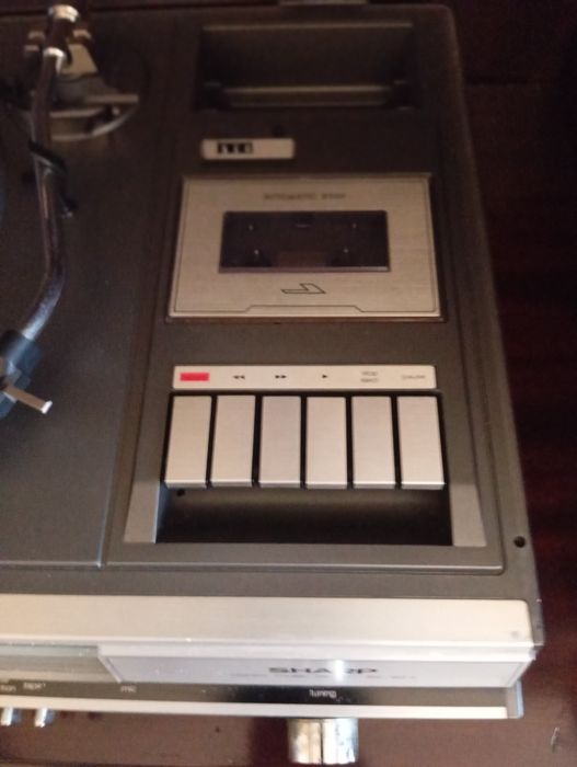 Aparelhagem, com gira discos e leitor de cassetes