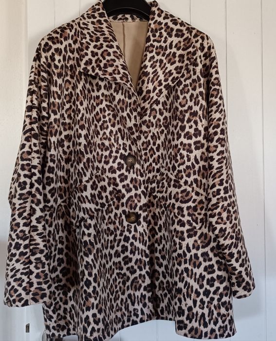 O casaco em pele de pêssego em tons de castanho,