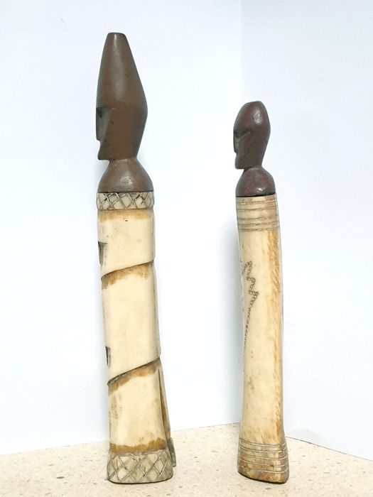 Antigos frascos de medicina africana em osso de bufalo e madeira