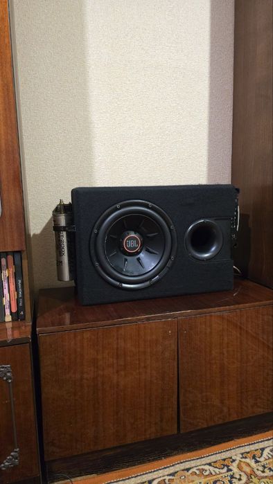 Сабвуфер для автомобіля JBL