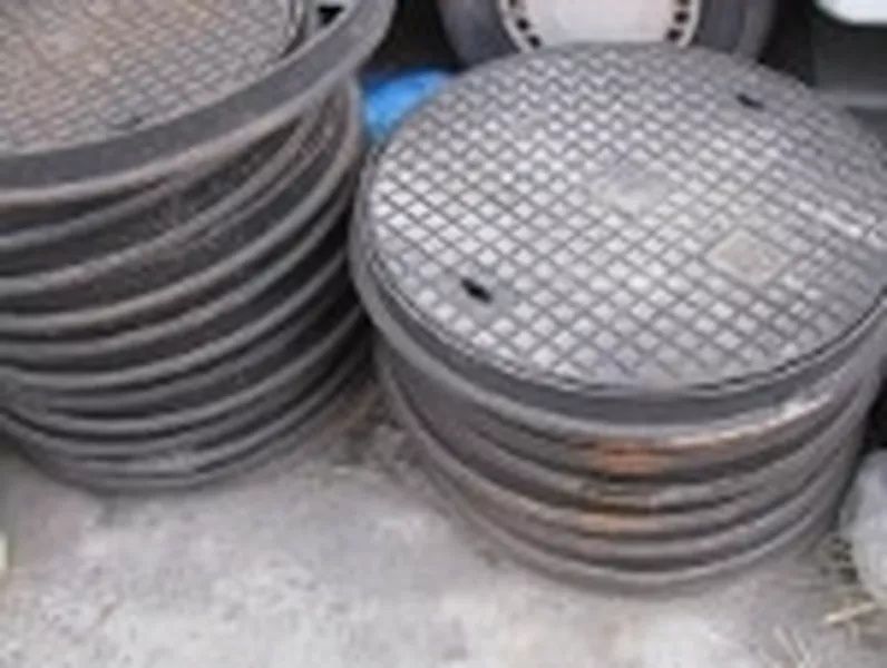 Właz żeliwny pokrywa szamba