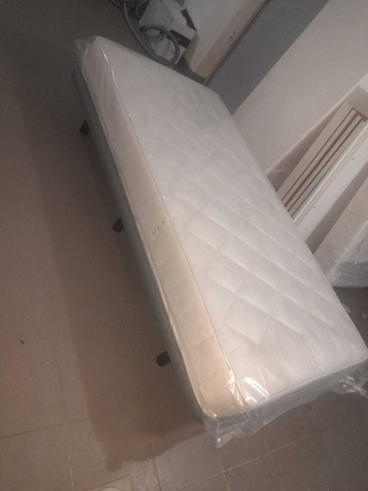 Cama e colchão ambos de 1metro por 2 de comprimento .