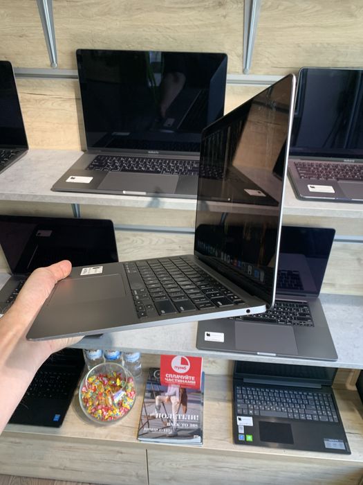 MacBook Air 13’. M1 8/256 аккумулятор 87%