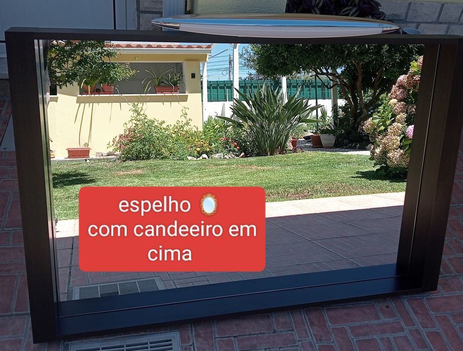 Espelho em bom estado com candeeiro