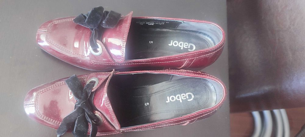 Sapatos novos em pele bordeaux, n 38