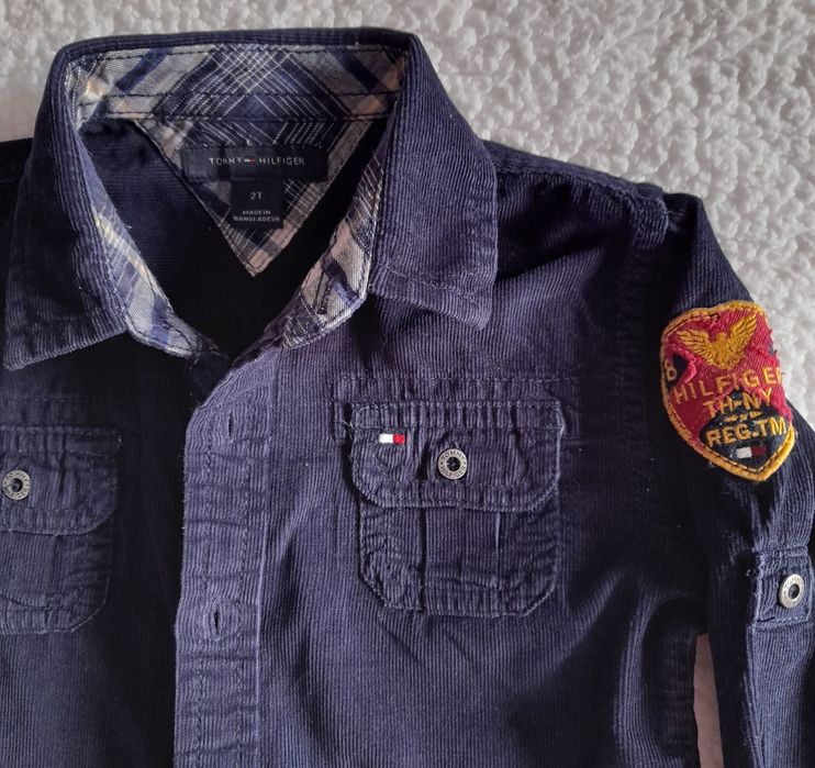 Camisa Tommy Hilfiger, bombazine azul marinho. Tamanho 2 anos