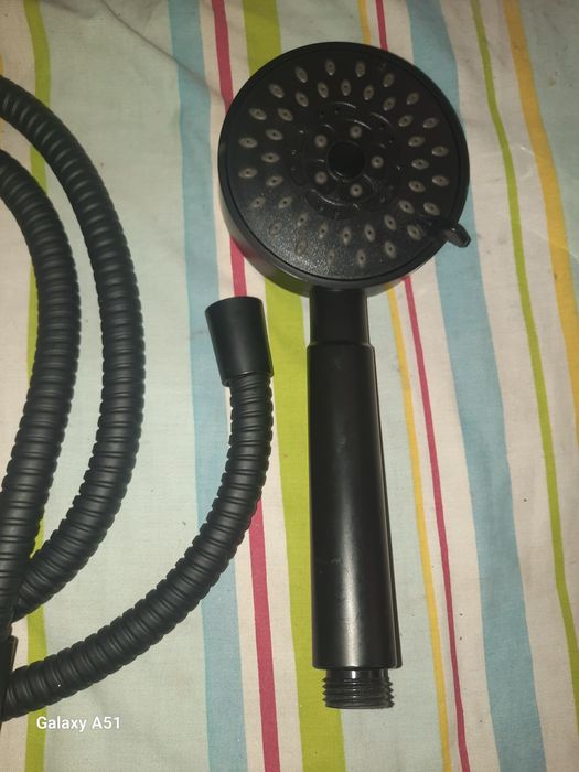 Choveiro e mangueira cor preto