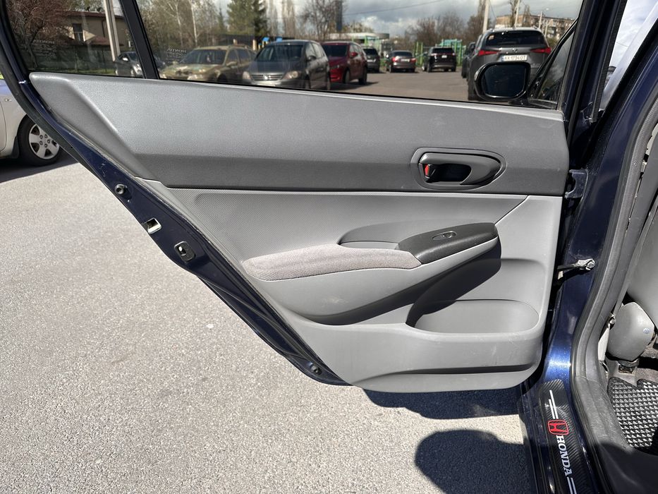 Продам Хонда Сивик 4D мотор 1.8 автомат