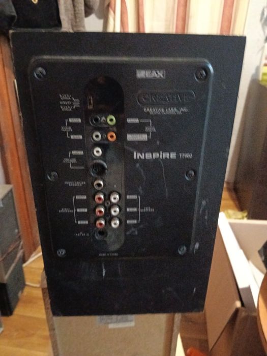 Głośniki widoczne na zdjęciach