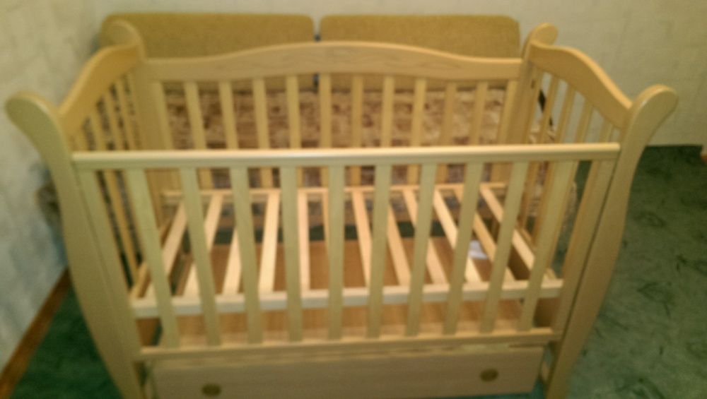 Дитяче ліжечко-маятник з шухлядою