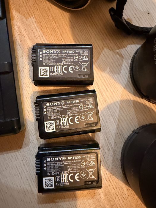 Sony A6500 + 18-105mm G + 50mm F1.8 + 16mm F2.8 + 3 Baterias