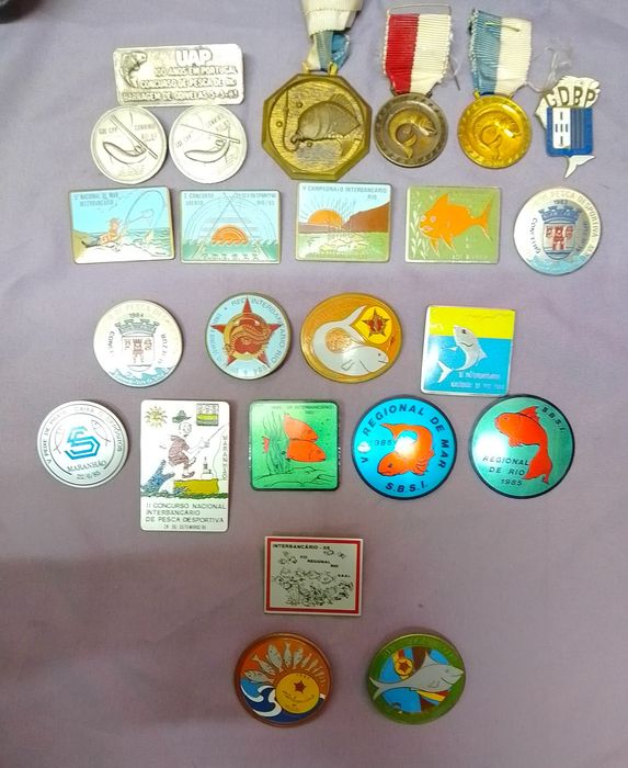 Coleção Vintage de Crachás, Pins e Medalhas de Pesca
