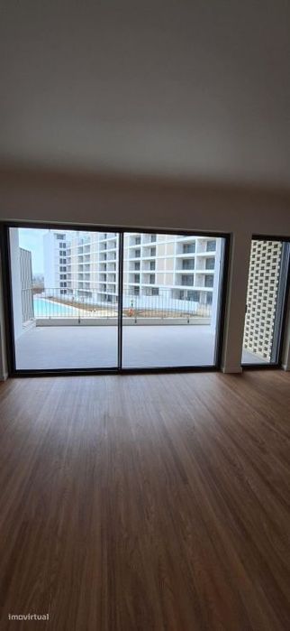 Apartamento T2 com jardim, Loures