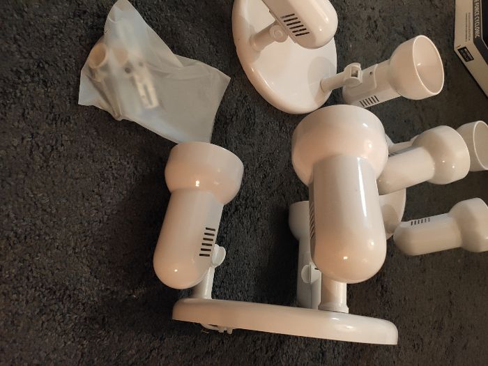 Adjustable Ceiling Lamp with 3 Light Heads64738267637377123