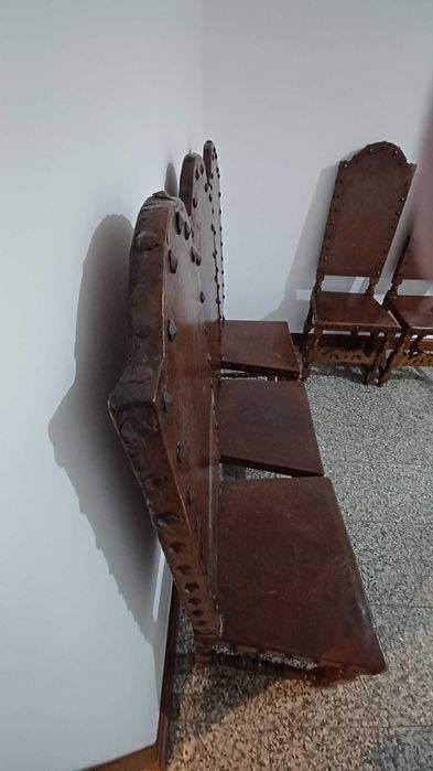 Cadeiras em madeira e couro.