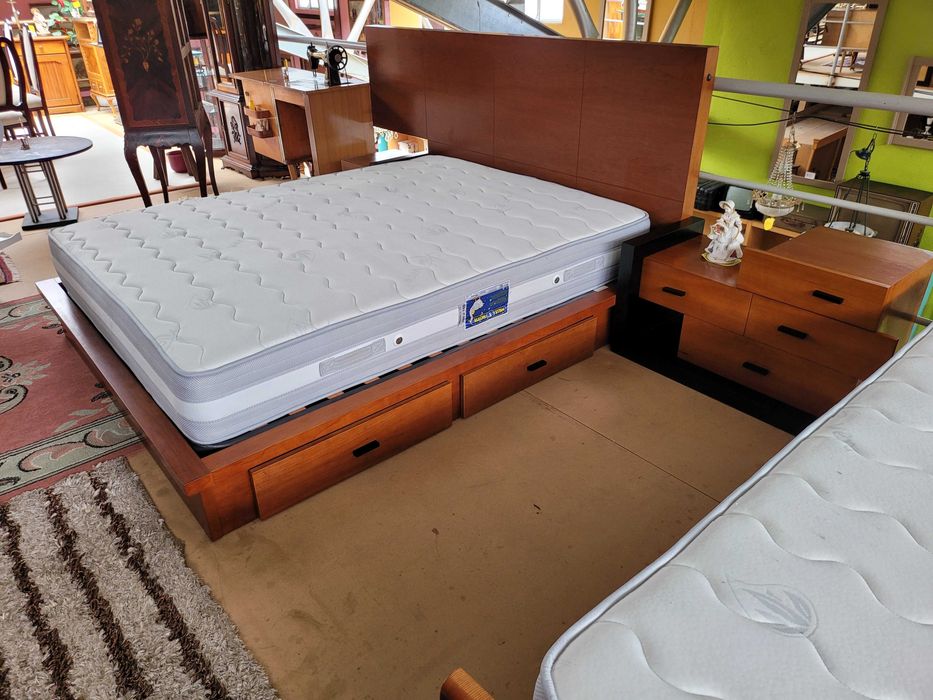 Conjunto de cama com 4 gavetas mais duas mesas de