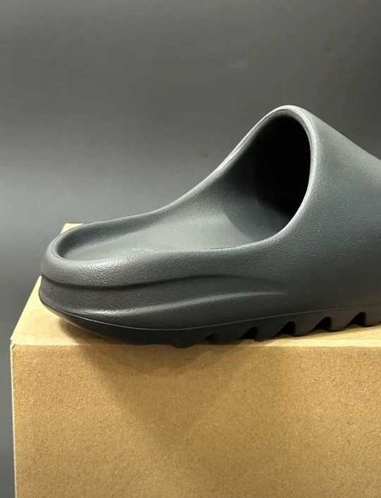Yeezy_Slide_onyx_Czarny 37
