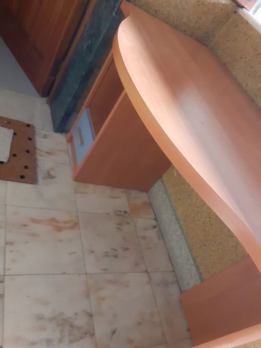 Secretária em bom estado