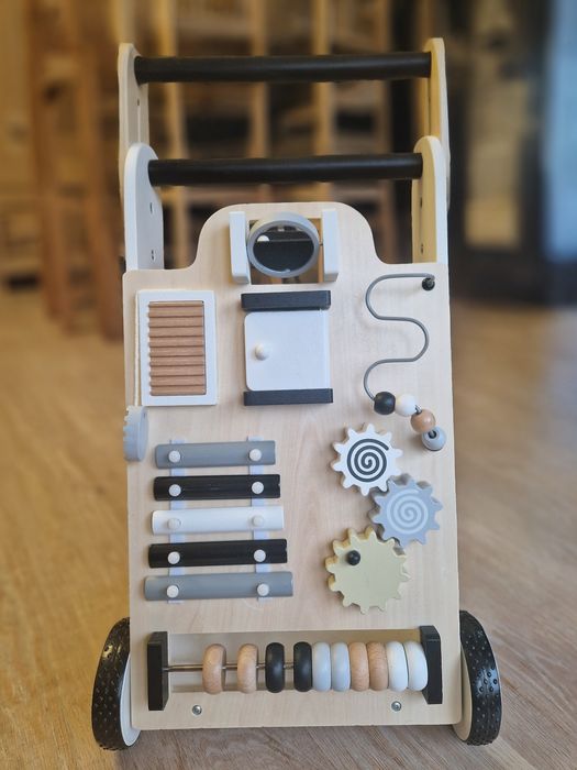 Drewniany chodzik, pchacz z regulowana rączką dla rocznego dziecka