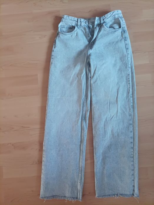 Spodnie jeansowe, poszarpana nogawka