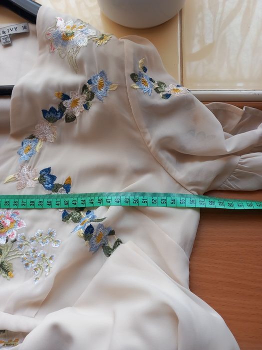 Elegancka haftowana sukienka roz.46/18 Hope&Ivy