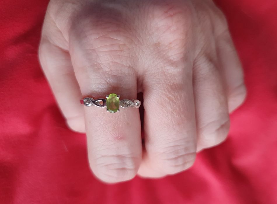 Pierścionek srebro 925 z naturalnym oliwinem perydot