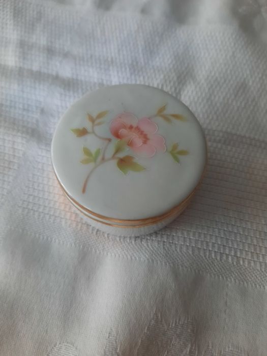 Pequena caixinha decorada a ouro de lei