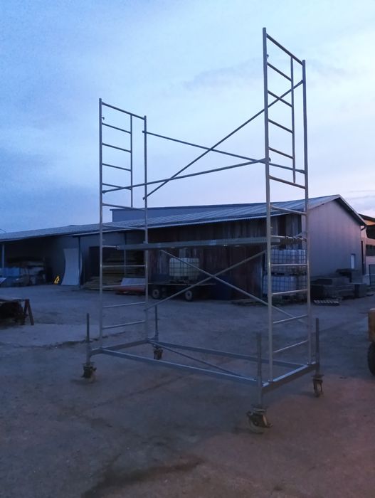 Rusztowanie elewacyjne drabinkowe jezdne