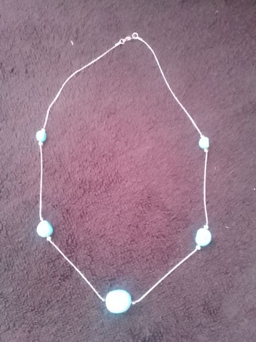 Fio em prata com pedras azul turquesa