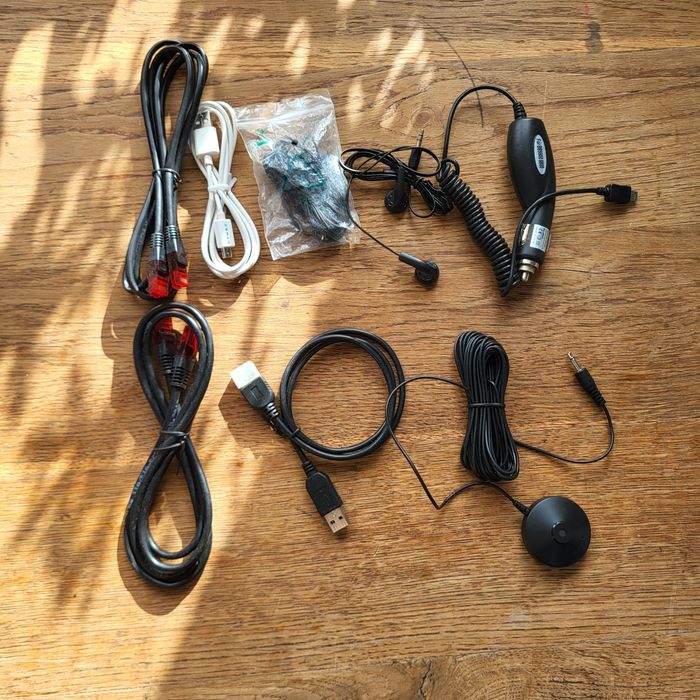 Kable + ładowarki + słuchawki ⁹¹