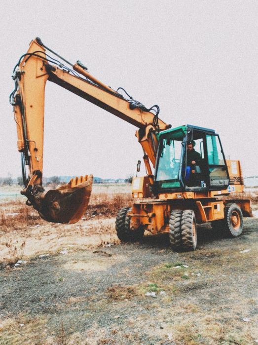 Wynajem koparki na doby bez operatora.