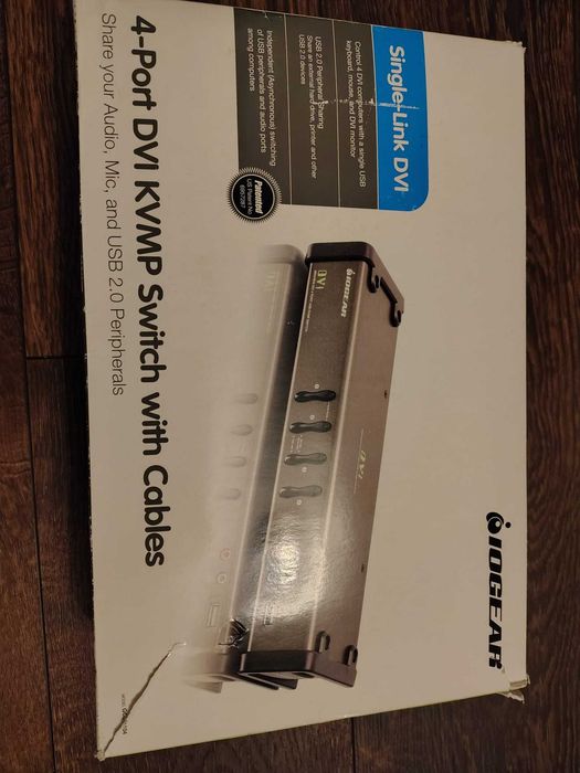 Przełącznik KVM DVI 4-portowy + komplet kabli | Obsługa 4 PC