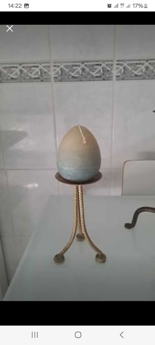 Castiçais com velas decorativas