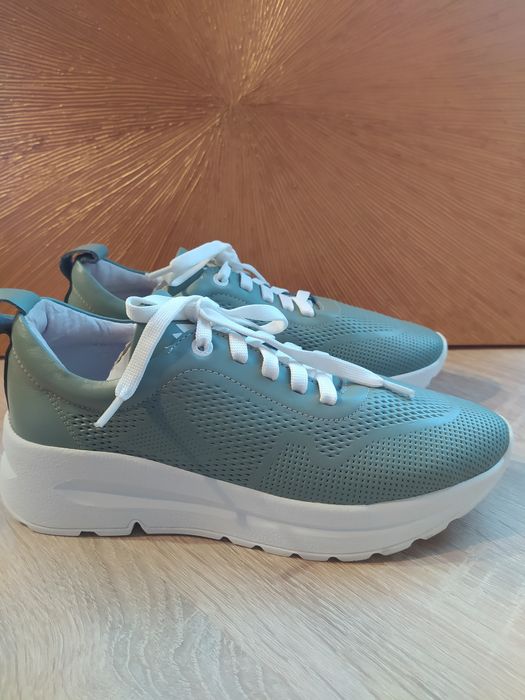 Кросівки жіночі в ідеальному стані