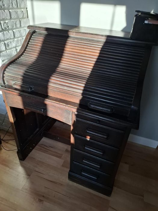 Drewniany sekretarzyk/biurko z rozsuwaną roletą