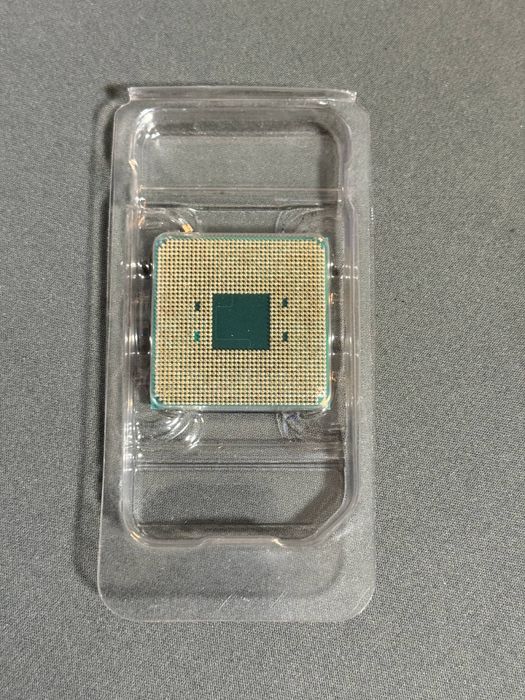 AMD Ryzen 5 2400G (4 ядра / 8 потоків, з вбудованою графікою Vega 11)