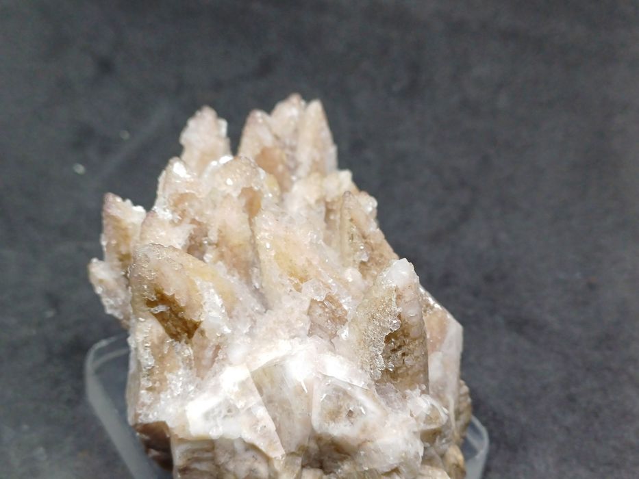 Pieknie wykształcony kalcyt pokryty kryształami selenitu. Meksyk