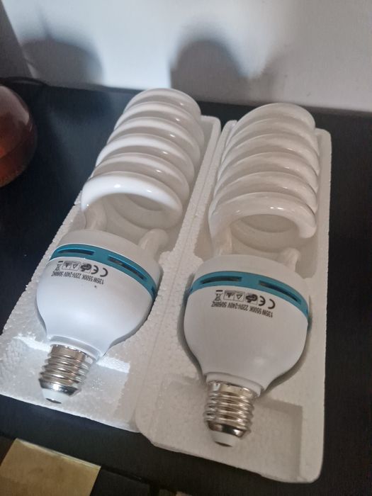 Um par de lâmpadas 135W 5500k para softbox.