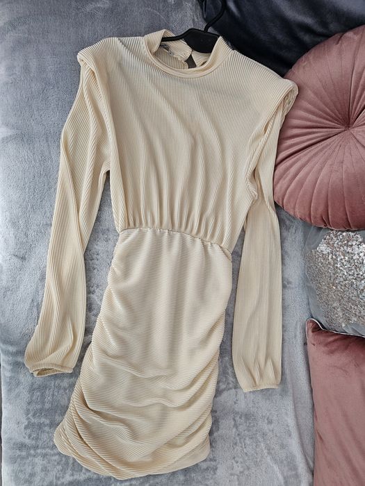 Sukienka mini XS S jasna krem kremowa beż obcisła długi rękaw