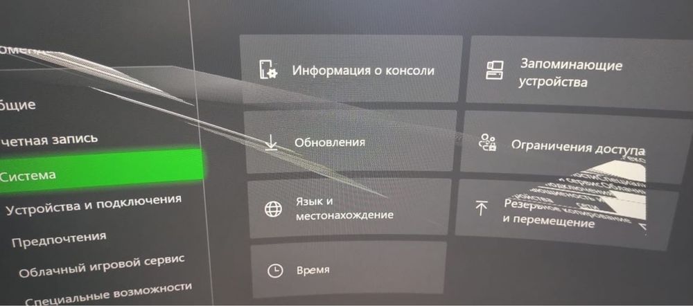 Продається Xbox One S 1TB на запчастини або під ремонт.