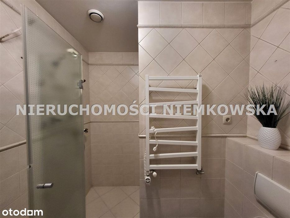Niebanalny dom z ogrodem zimowym oraz kominkiem