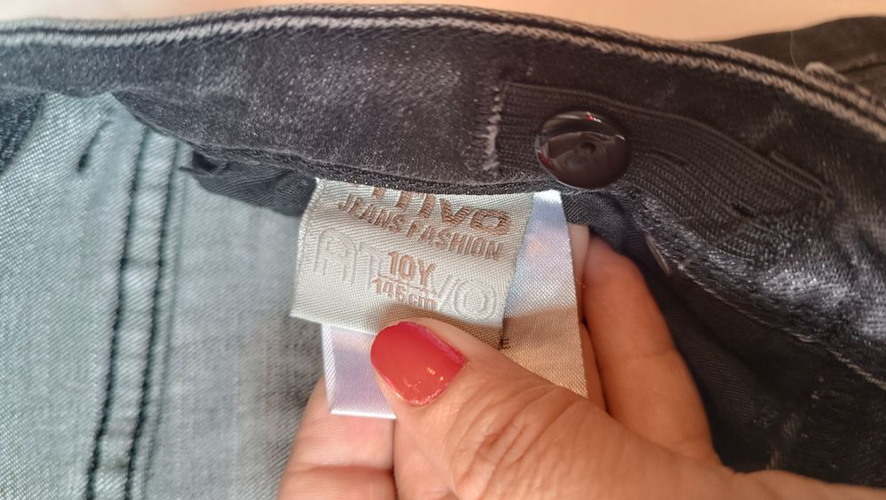 Calças de ganga pretas. Efeito roto. 10 Anos