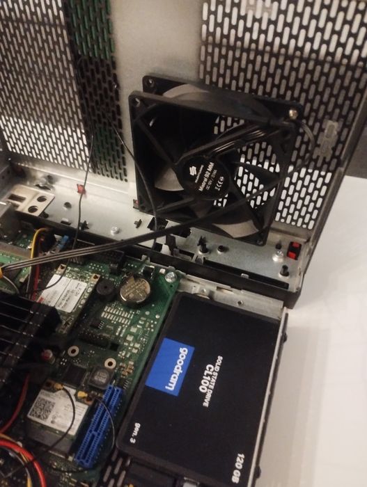 Fujitsu Futro s920 gx424cc 4rdzenie 8gb ram SSD AMD serwer