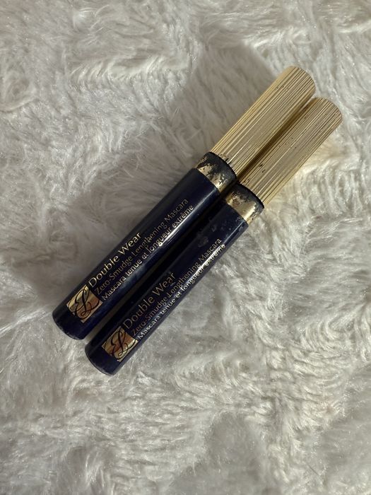 Dwa opakowania po tuszach Estee Lauder Double Wear