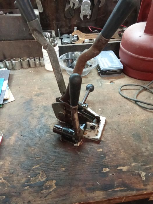 Продам инструмент для работы с лентой