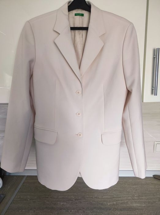 Жіночий верхній одяг
ідеальний,деякий новий, дешево.
Розмір від 4