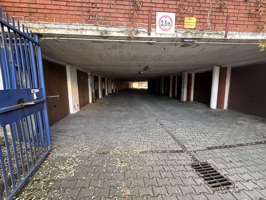 Garaz 17m w centrum Al. Gen. Sikorskiego. Automatyka -pilot